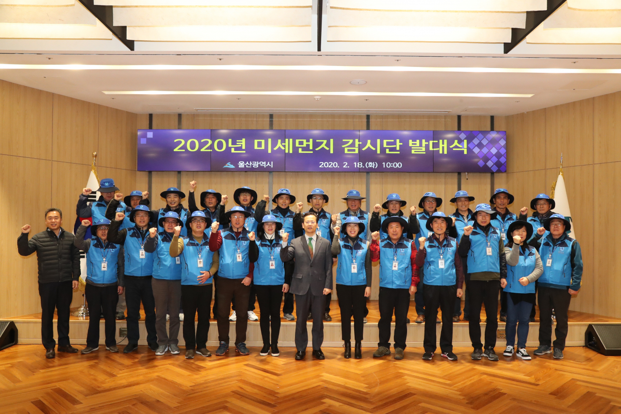 ‘미세먼지 감시단’은 소정의 교육을 받은 미세먼지 감시원 25명으로 구성됐으며, 2월부터 시청, 구청 및 군청 미세먼지 전담 부서에 배치됐다.