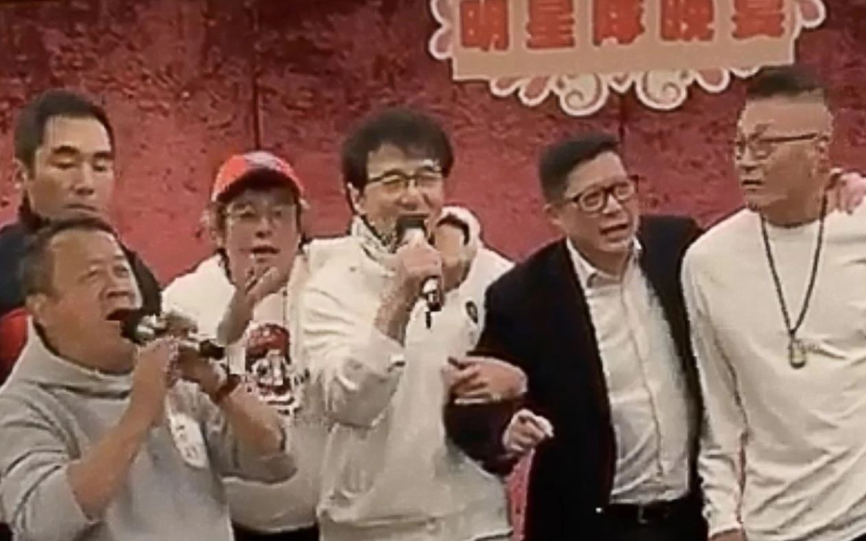 홍콩 경찰과 유명 연예인들이 만찬을 즐기며 노래를 부르고 있다.[SCMP홈페이지 갈무리]