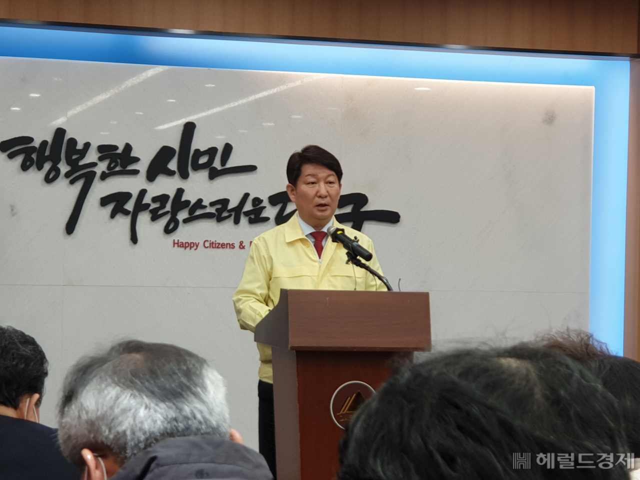 18일 오전 대구에서 코로나19 31번째 확진자가 발생한 가운데 권영진 대구시장이 긴급브리핑을 하고 있다.[사진=김병진기자]