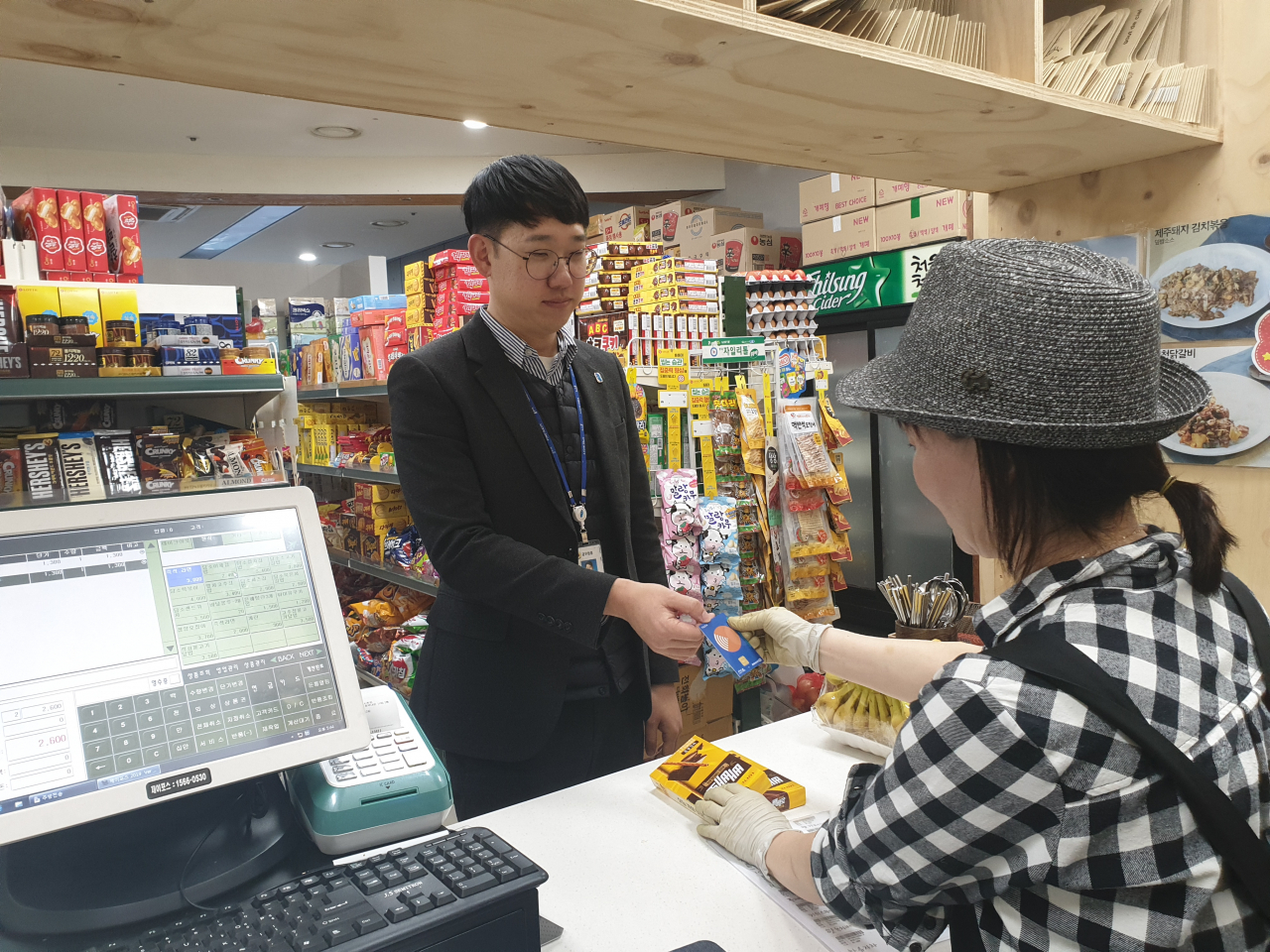 용인시 직원이 와이페이를 사용하고 있다. [용인시 제공]