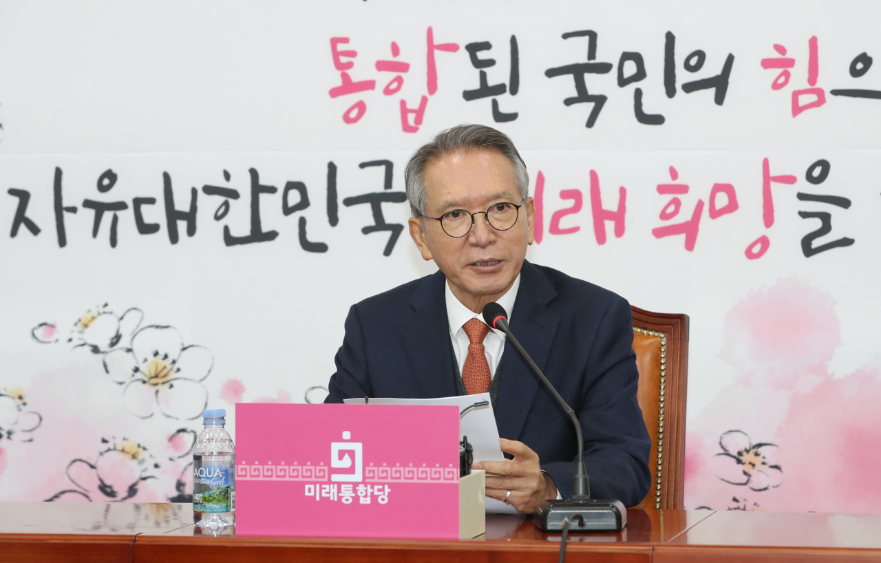 김형오 미래통합당 공천관리위원장이 18일 오후 서울 여의도 국회에서 인재영입 발표를 하고 있다. [연합]