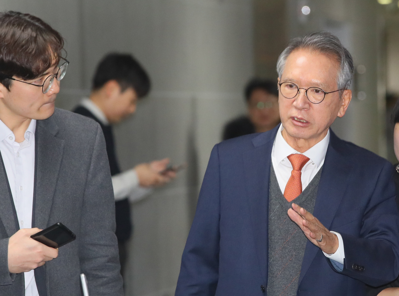 김형오 미래통합당 공천관리위원장이 18일 국회 의원회관에서 열린 공천관리위원회 회의 및 면접심사에 참석하며 취재진의 질문에 답하고 있다. [연합]