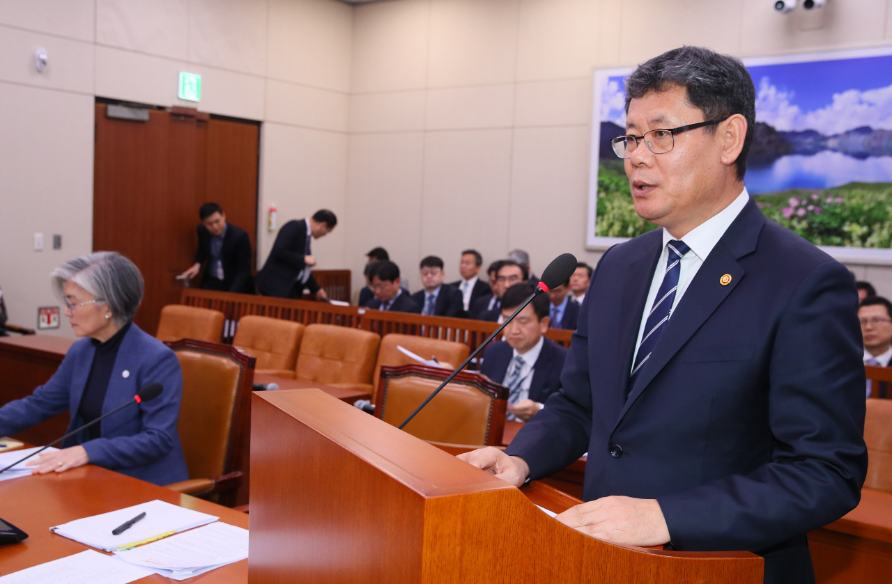 김연철 통일부장관은 18일 국회 외교통일위원회 업무보고를 통해 남측의 발생 현황과 북한의 동향 등을 고려해 신종 코로나바이러스 감염증(코로나19) 남북 방역협력 추진방향을 모색하겠다고 밝혔다. [연합]