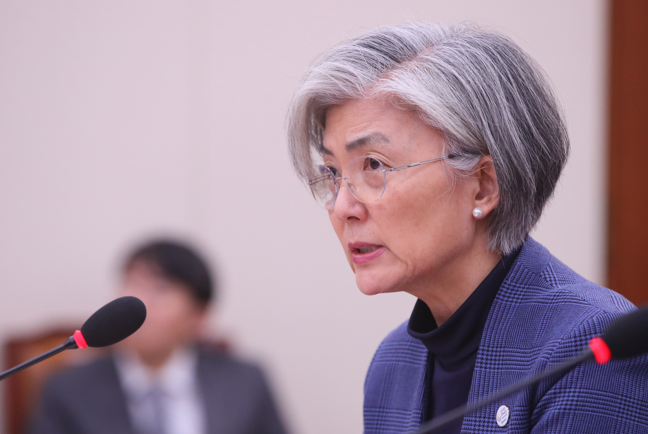 강경화 외교부 장관이 18일 국회 외교통일위원회 전체회의에서 의원들의 질의에 답변하고 있다. [연합]