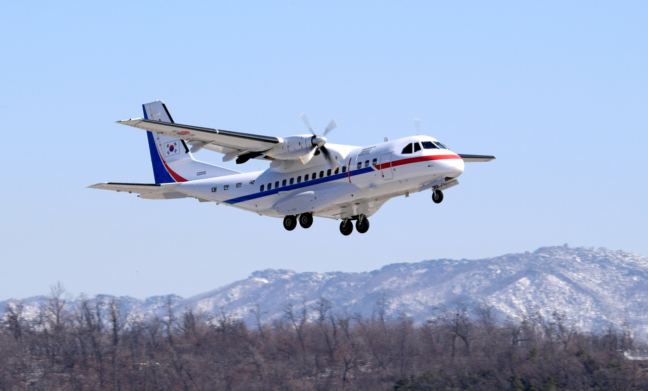The VCN-235 Air Force plane takes off from Seoul Air Base in Seongnam, Gyeonggi Province, at noon on Tuesday, heading to Japan to evacuate South Korean nationals aboard the coronavirus-stricken cruise ship.  (Yonhap)