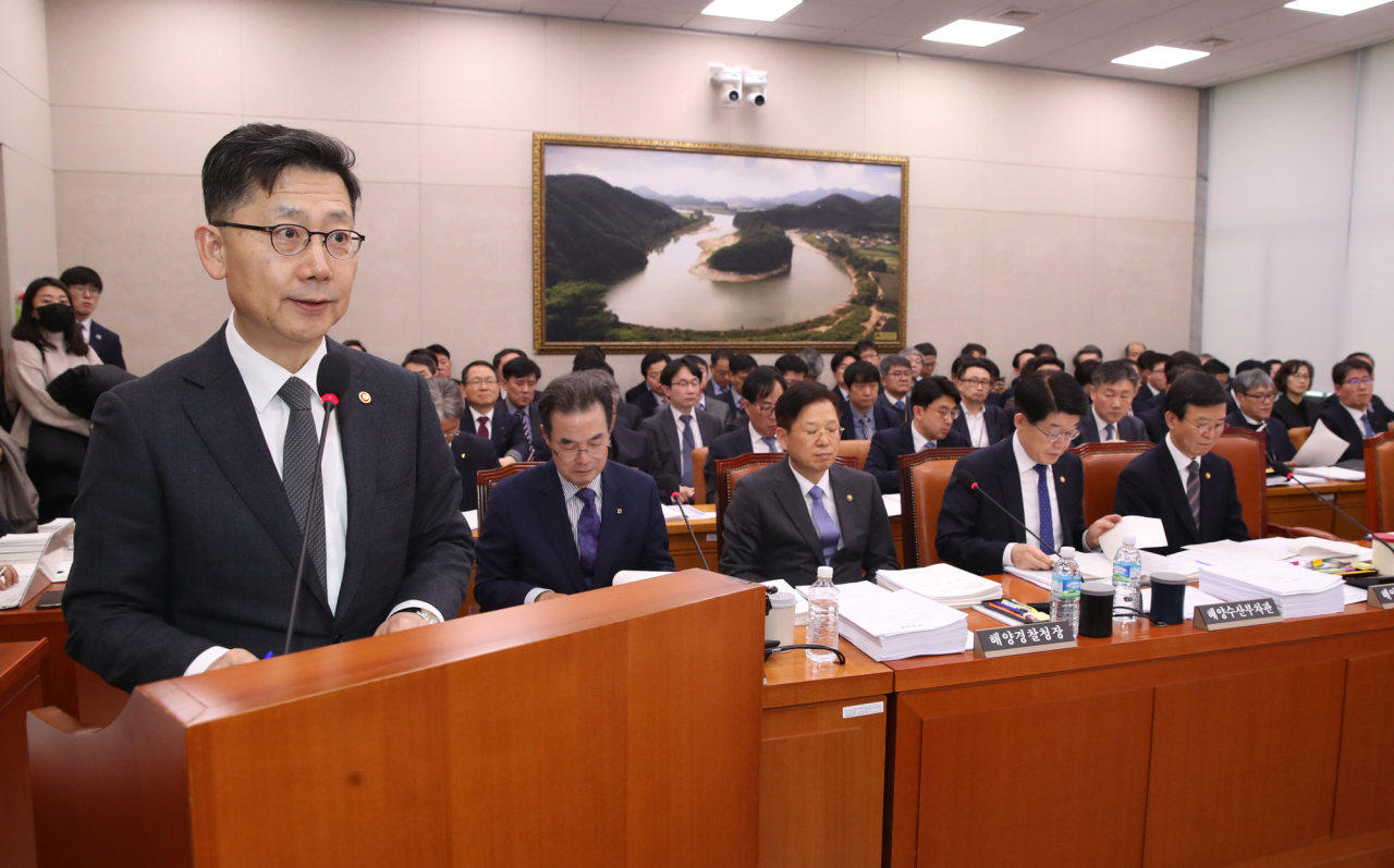 김현수 농림축산식품부 장관이 18일 서울 여의도 국회에서 열린 농림축산식품해양수산위원회 전체회의에서 업무보고를 하고 있다 연합뉴스