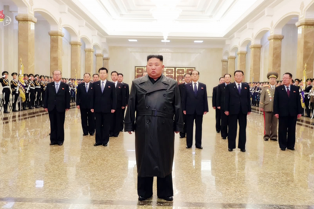 김정은 북한 국무위원장이 부친인 김정일 국방위원장의 생일(광명성절·2월 16일)을 맞아 금수산태양궁전을 참배했다고 북한 매체들이 16일 보도했다. 사진은 조선중앙TV가 공개한 사진으로, 검은색의 긴 가죽 재킷을 입은 김 위원장의 모습. 연합뉴스