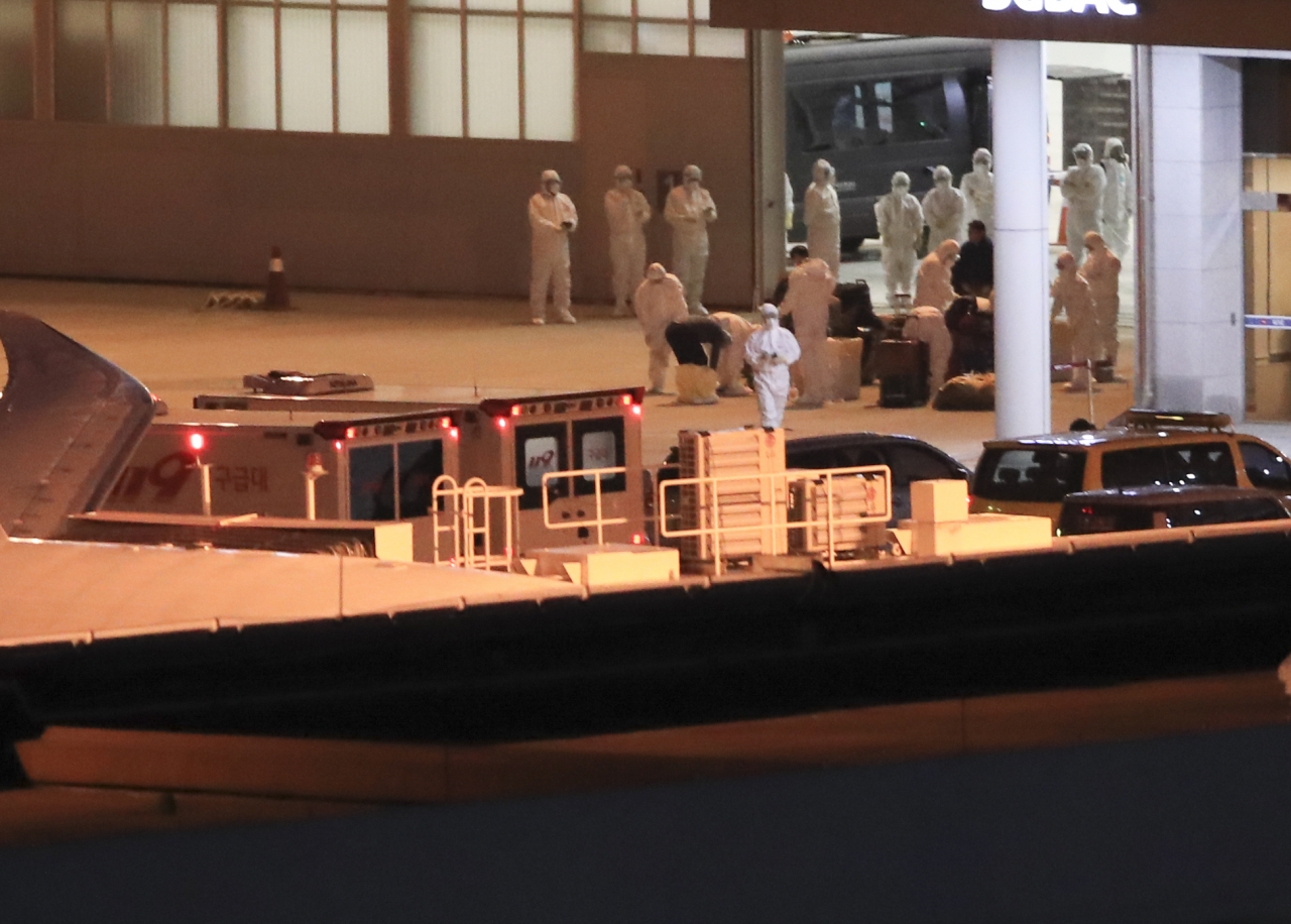 일본에 정박한 크루즈선 탑승자 한국인 6명과 일본인 배우자 1명이 19일 새벽 김포공항에 도착했다.[연합]