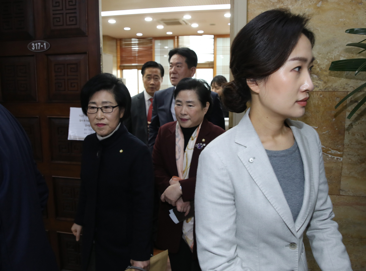 바른미래당 김수민, 김삼화 신용현, 이동섭, 이규태 의원이 17일 오전 서울 여의도 국회 주승용 부의장실에서 열린 당권파 회동을 마친 뒤 국회 귀빈식당에서 회의를 하려다 다른 곳으로 이동하고 있다. [연합]