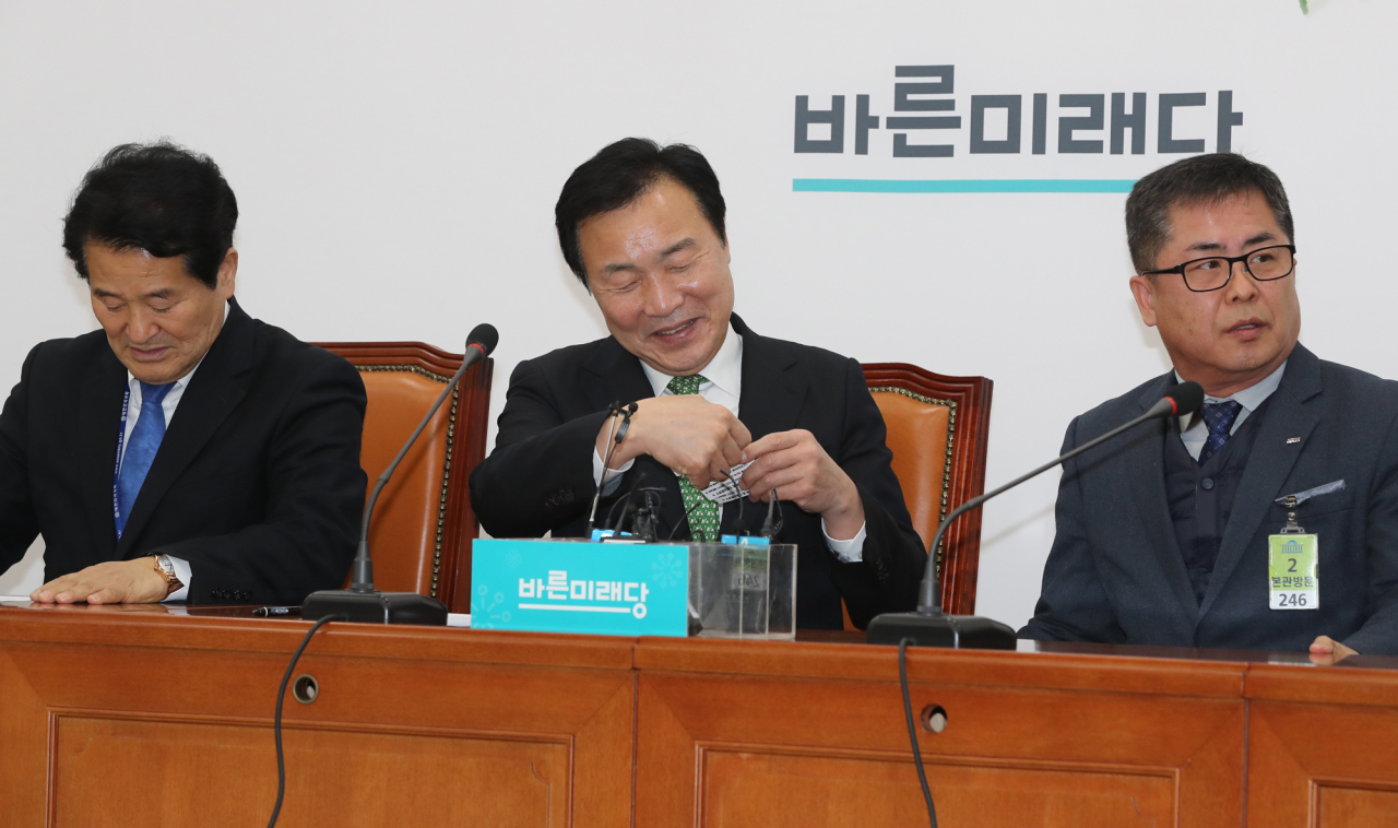 바른미래당 손학규 대표가 18일 서울 여의도 국회에서 열린 소상공인당(가칭)과의 정책간담회에서 받은 명함을 살펴보고 있다. [연합]