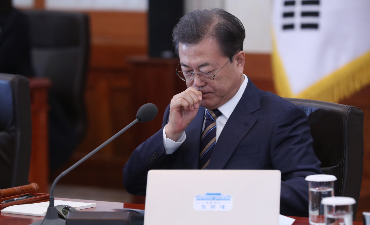 문재인 대통령이 18일 청와대에서 국무회의에 참석하고 있다. [연합]