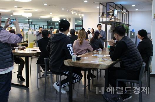 입주사 제품 시식회의 모습. [서울시]