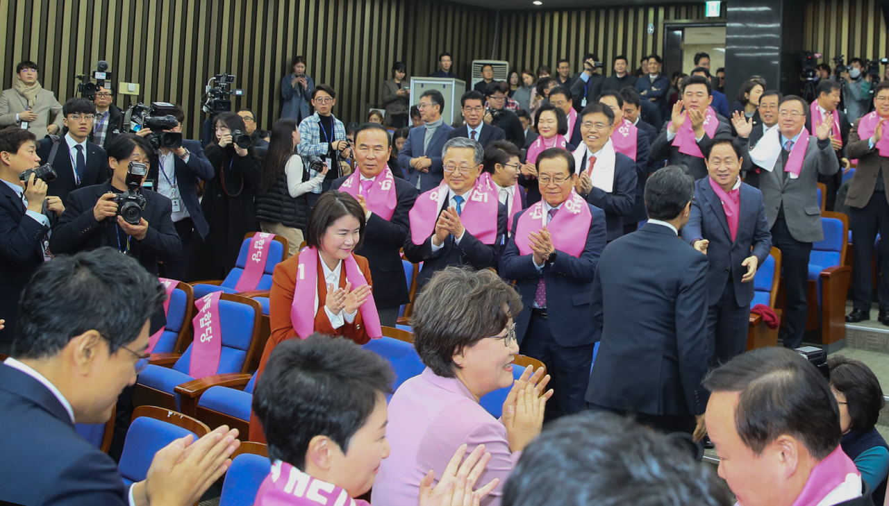 18일 국회에서 열린 미래통합당 첫 의원총회에서 유의동, 이혜훈, 오신환 등 새로운보수당 출신과 이언주 전진당 출신 의원 등이 새보수당 출신 정병국 의원의 제안으로 자유한국당 의원들과 상호간에 인사하고 있다. [연합]