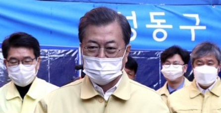 지난 5일 서울 성동구 보건소를 찾은 문재인 대통령. [연합]