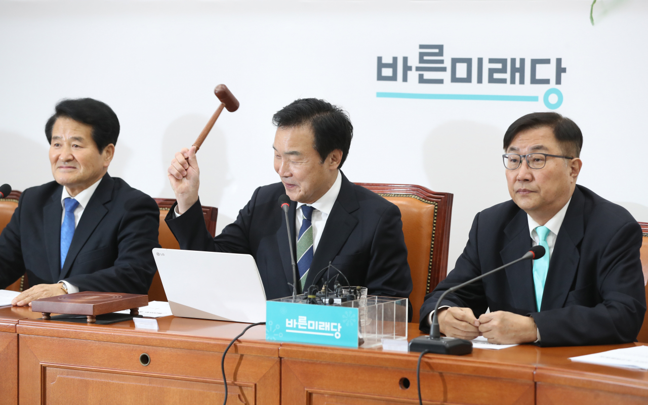 바른미래당 손학규 대표가 19일 오전 서울 여의도 국회에서 열린 최고위원회의에서 의사봉을 두드리고 있다. [연합]