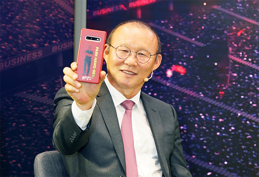 박항서 베트남 축구대표팀 감독이 ‘갤럭시 S10+ 박항서 에디션’을 소개하고 있다. [삼성전자 제공]