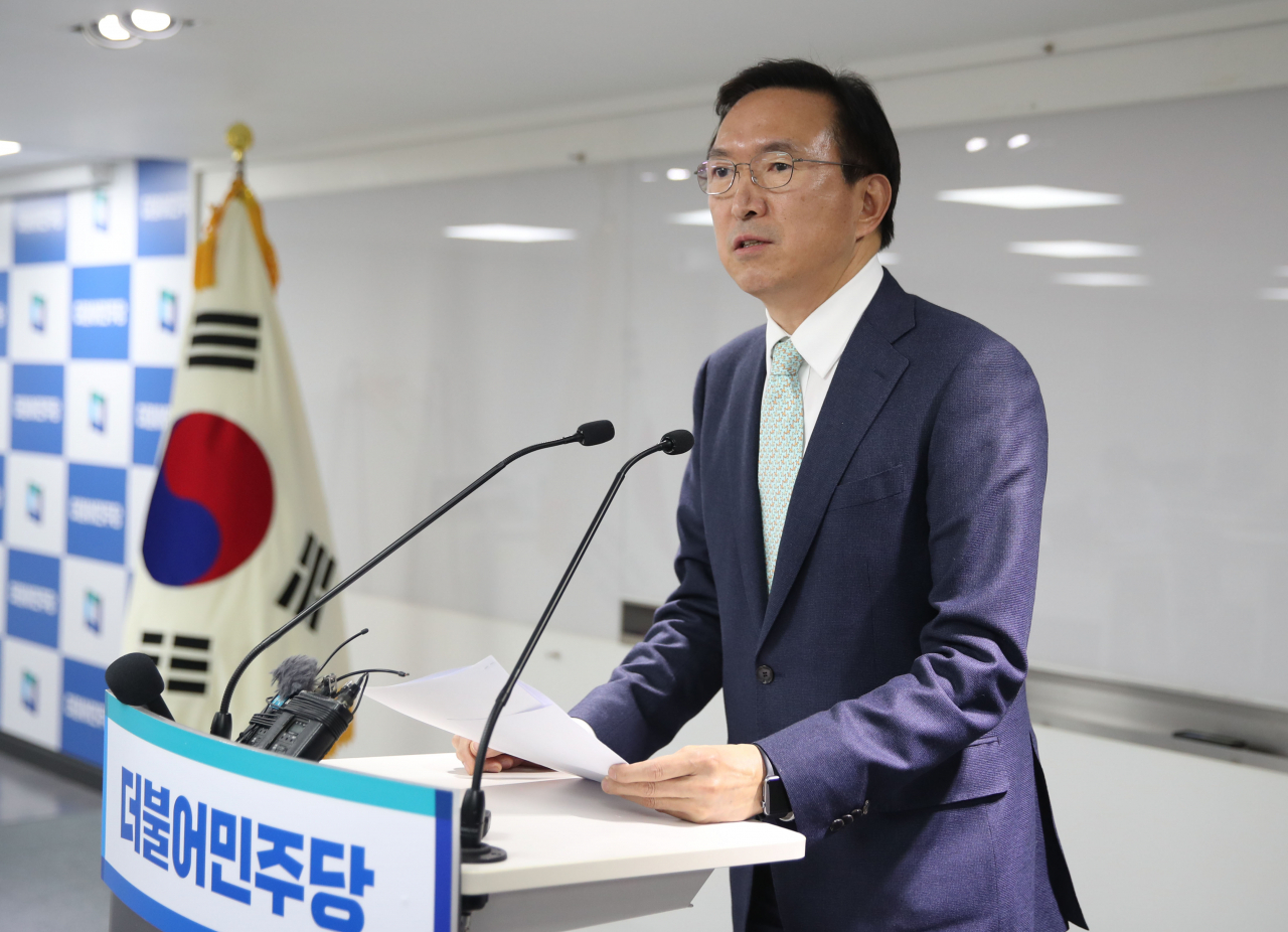 더불어민주당 이근형 전략기획위원장이 6일 오후 서울 영등포구 여의도 민주당 중앙당사에서 공천관리위원회 전체 회의 결과에 대해 브리핑하고 있다. 연합뉴스