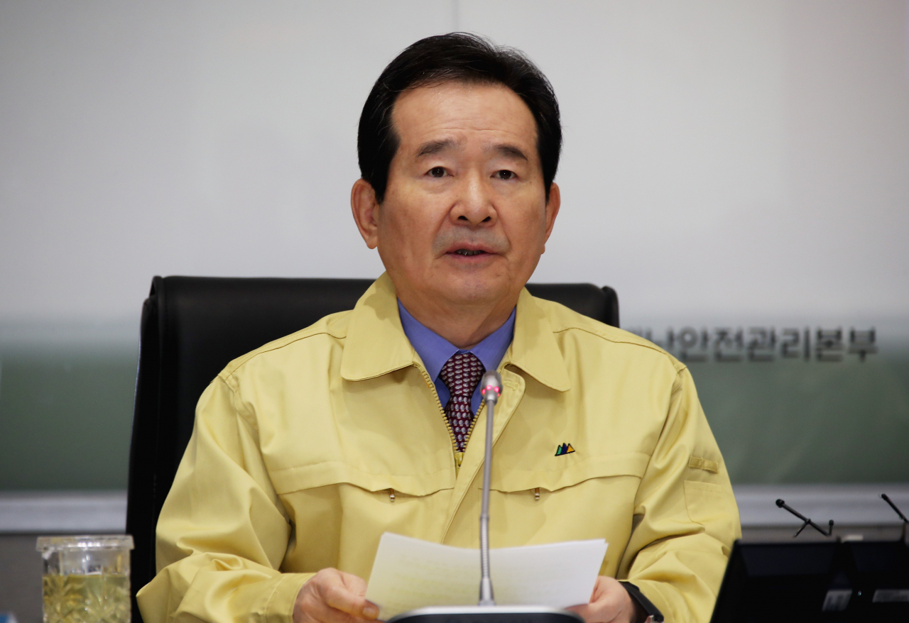 정세균 국무총리가 19일 오후 정부서울청사 중앙재난안전상황실 서울상황센터에서 열린 신종 코로나바이러스 감염증(코로나19) 대응 중앙사고수습본부 회의에서 모두발언을 하고 있다. ［연합］