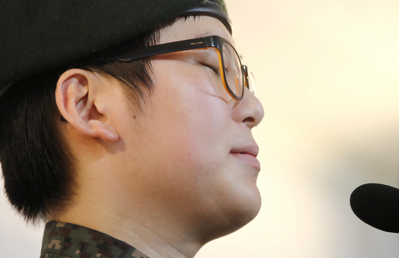 변희수 부사관이 군의 강제 전역 결정이 내려진 지난달 22일, 서울 마포구 군인권센터에서 기자회견하고 있다.[연합]