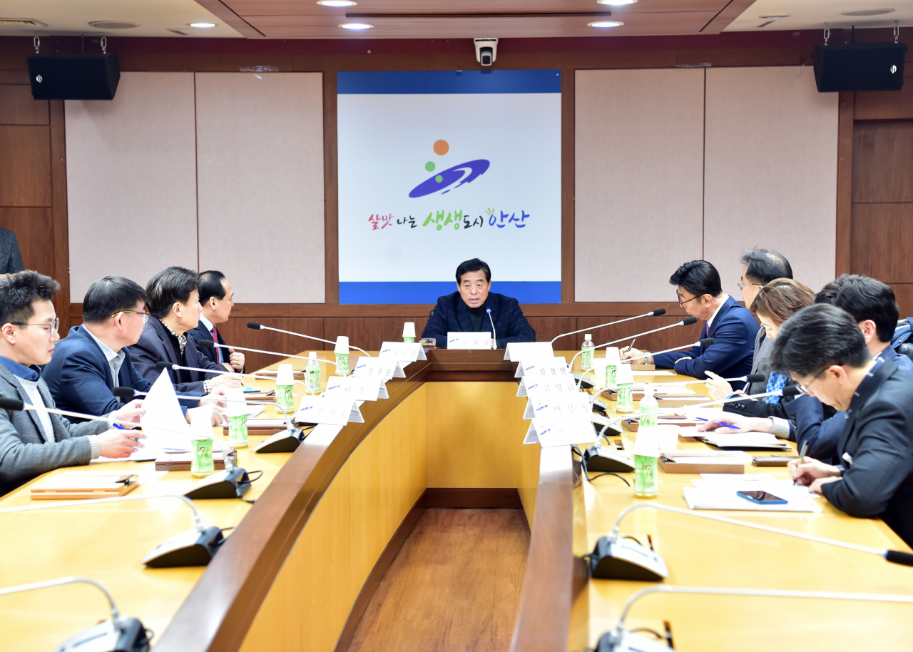 윤화섭 안산시장이 지난 17일 코로나19 대응 지역경제 활성화 회의에서 발언하고 있다. [안산시 제공]