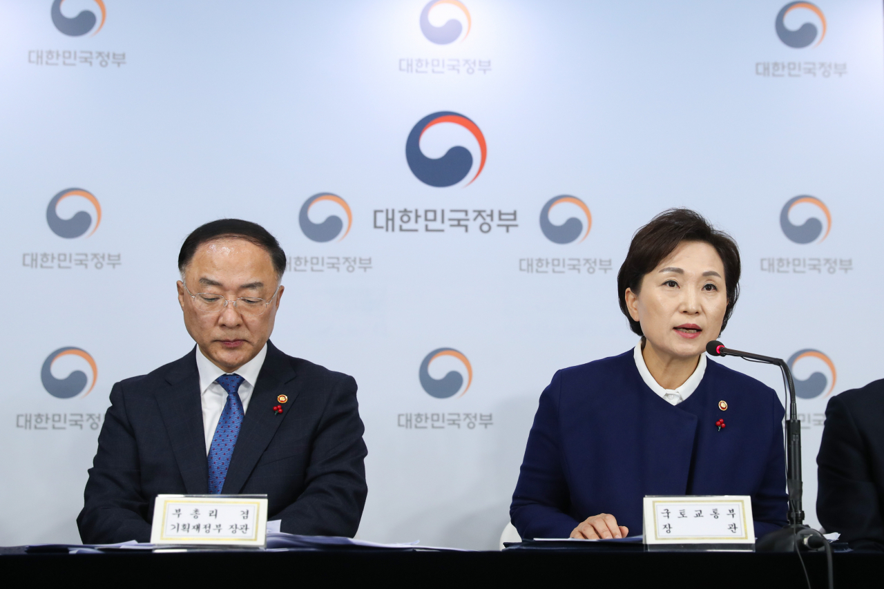 지난해 12월16일 부동산 안정화 대책을 발표하고 있는 홍남기 경제부총리와 김현미 국토교통부 장관.