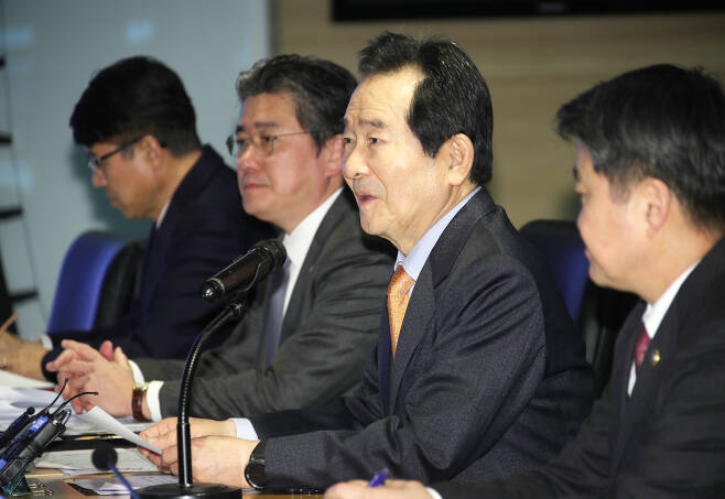 정세균 국무총리가 지난 10일 경기 성남의 자동차 부품기업인 유라코퍼레이션을 방문해 중국 현지 공장 대응 상황을 보고받고 있다. 정 총리는 이 자리에서 “주 52시간 이상의 연장근로가 불가피할 경우 특별연장근로도 신속히 검토해 조치하겠다”고 말했다.［연합］
