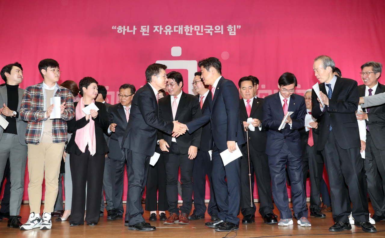 미래통합당 황교안 대표와 유의동 전 새로운보수당 책임대표가 17일 국회 의원회관에서 열린 미래통합당 출범식 '2020 국민 앞에 하나'에서 악수하고 있다. [연합]