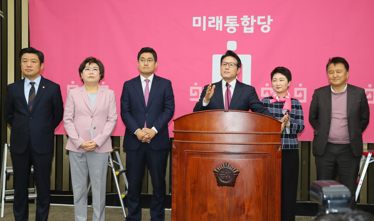 새로운보수당 출신 유의동(왼쪽부터), 이혜훈, 오신환, 정병국 의원과 이언주 전 전진당 대표, 옛안철수계 김영환 전 의원이 18일 국회에서 열린 미래통합당 의원총회에서 인사하고 있다. [연합]