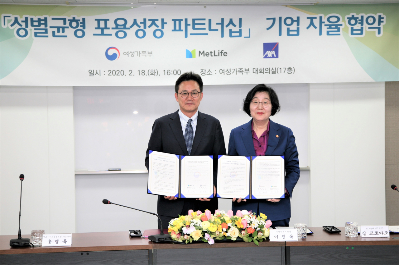 18일 정부서울청사에서 진행된 ‘성별균형 포용성장 파트너십’ 기업 자율 협약식에서 송영록(왼쪽) 메트라이프생명 사장과 이정옥 여성가족부 장관이 기념 촬영을 하고 있다.