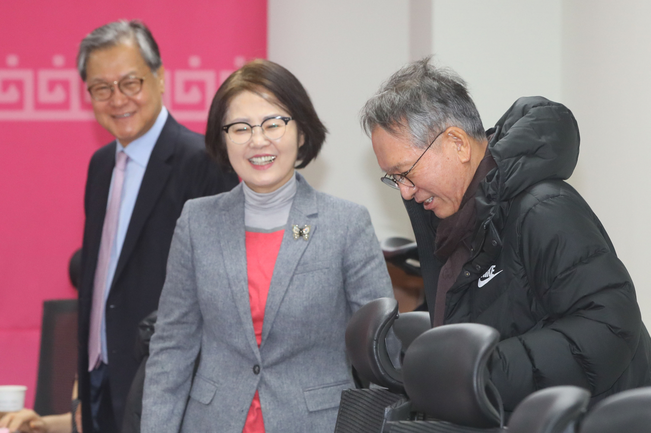 미래통합당 김형오 공천관리위원장(오른쪽)이 19일 국회 의원회관에서 열린 공천관리위원회 및 면접심사에서 위원들과 이야기를 나누고 있다. [연합]