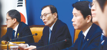이해찬 더불어민주당 대표(가운데)가 19일 오전 국회에서 열린 최고위원회에서 모두발언을 하고 있다. 이상섭 기자