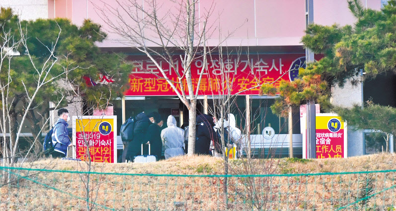 서울 주요 대학 대부분이 중국인 유학생 전원을 기숙사에 수용할 여건이 안 되는 것으로 확인되면서 정부의 뚜렷한 대책이 필요하다는 지적이 나오고 있다. 사진은 중국인 유학생들이 18일 광주 광산구 호남대학교 교정에서 코로나19 확산 차단을 위해 격리 기숙사로 들어가는 모습. [연합]
