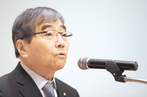 14일 오전 서울 여의도 금융감독원에서 열린 은행사칭 대출사기·불법대출광고 스팸문자 근절을 위한 업무협약식에서 윤석헌 금감원장이 인사말을 하고 있다. [연합]