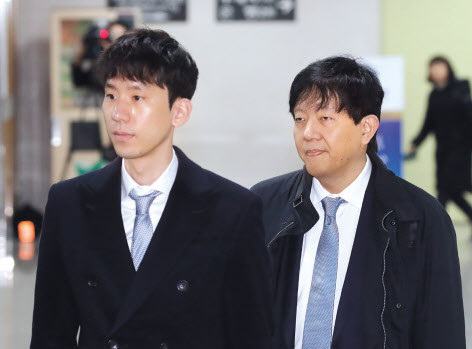 여객자동차 운수사업법 위반 혐의로 기소된 이재웅 쏘카 대표(오른쪽)와 타다 운영사 VCNC의 박재욱 대표가 19일 오전 서울 서초구 서울중앙지법에서 열린 선고공판에 출석하며 법정으로 향하고 있다. [연합]