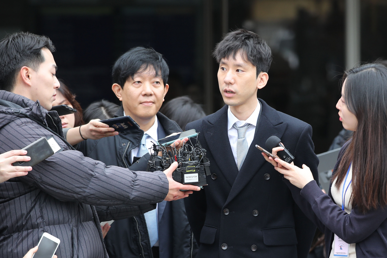 '여객자동차 운수사업법 혐의'로 기소된 이재웅 쏘카 대표(가운데)와 타다 운영사 VCNC 박재욱 대표가 19일 오전 서울 서초구 서울중앙지법에서 열린 1심 선고 공판에서 무죄를 받은 뒤 취재진의 질문에 답하고 있다. 연합뉴스