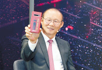 박항서 베트남 축구대표팀 감독이‘ 갤럭시 S10+ 박항서 에디션’을 소개하고 있다. [삼성전자 제공]