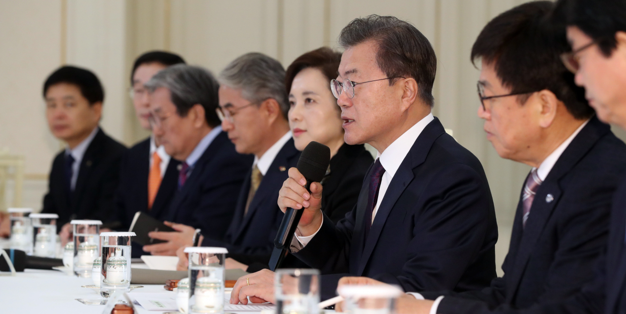 문재인 대통령이 19일 청와대에서 신학기 교육현장 신종 코로나바이러스 감염증(코로나19) 대책 논의를 위한 시·도교육감 간담회를 하고 있다. 연합뉴스