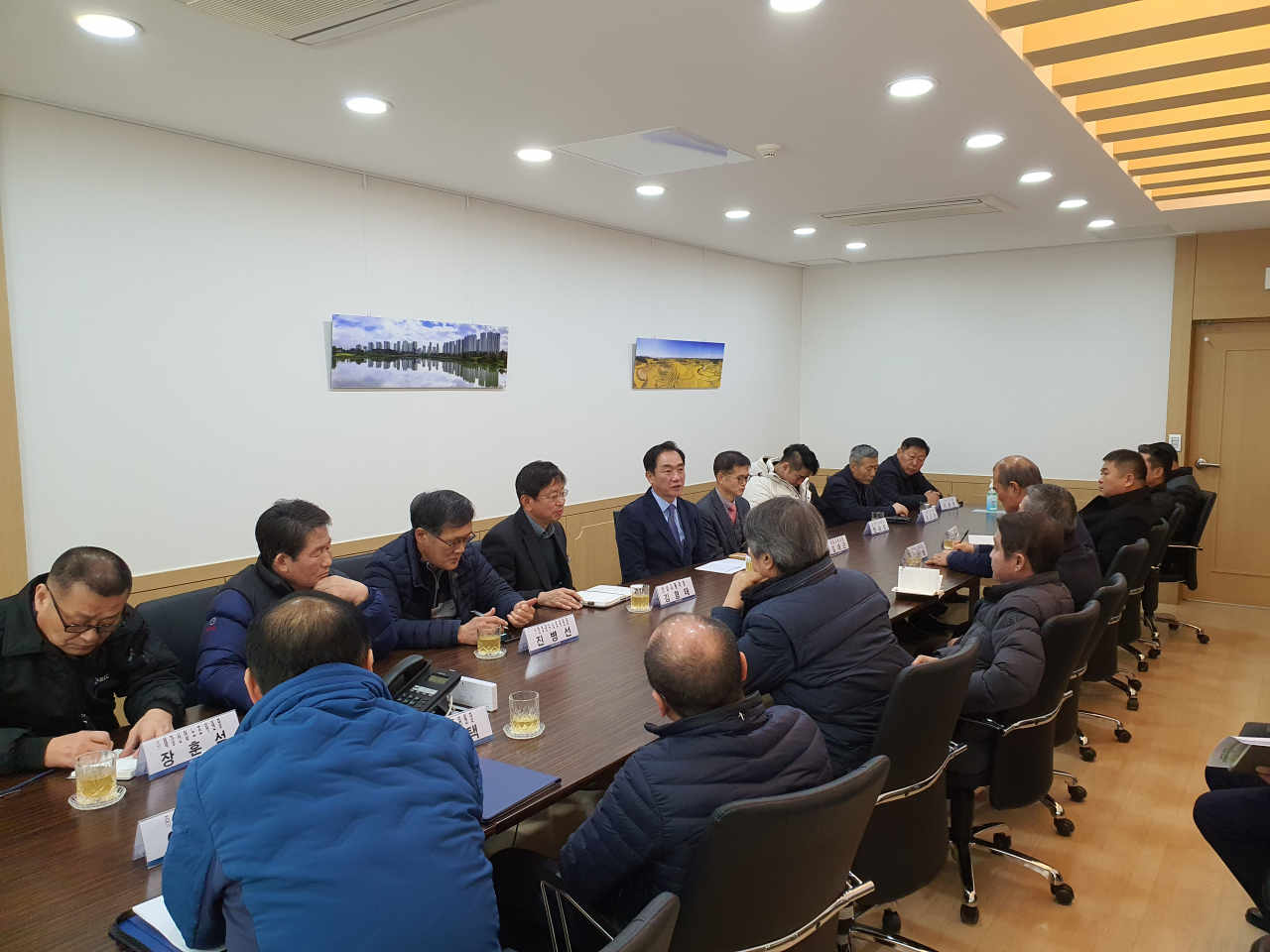 정장선 시장(위에서 5번째)은 법인택시 노조위원장, 개인택시 조합장과 간담회를 개최했다. [평택시 제공]