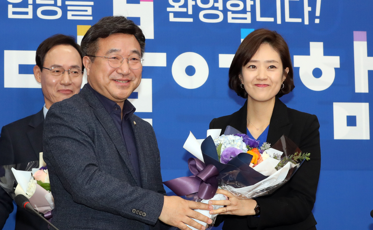 고민정 전 대통령비서실 대변인이 2일 오후 서울 여의도 국회에서 열린 더불어민주당 입당 기자회견에서 윤호중 사무총장으로부터 축하 꽃다발을 받고 있다. 연합뉴스