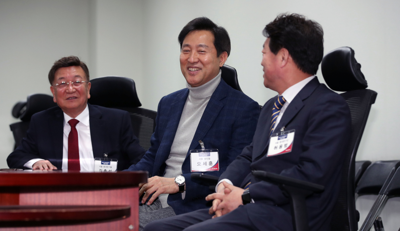 오세훈 전 서울시장이 12일 오전 국회 의원회관에서 자유한국당 1차 공천 신청자 대상 후보자 면접을 위해 대기실에서 대기하고 있다. 연합뉴스