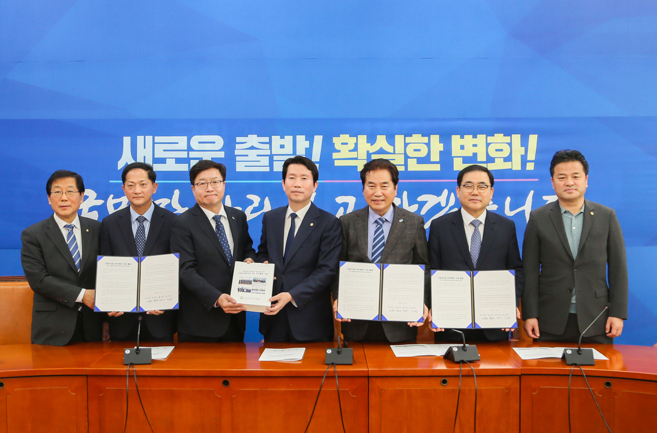 왼쪽부터 윤후덕 민주당 원내 수석부대표, 이재준 고양시장, 염태영 수원시장, 이인영 민주당 원내대표, 백군기 용인시장, 허성무 창원시장, 임종성 국회의원. [용인시 제공]