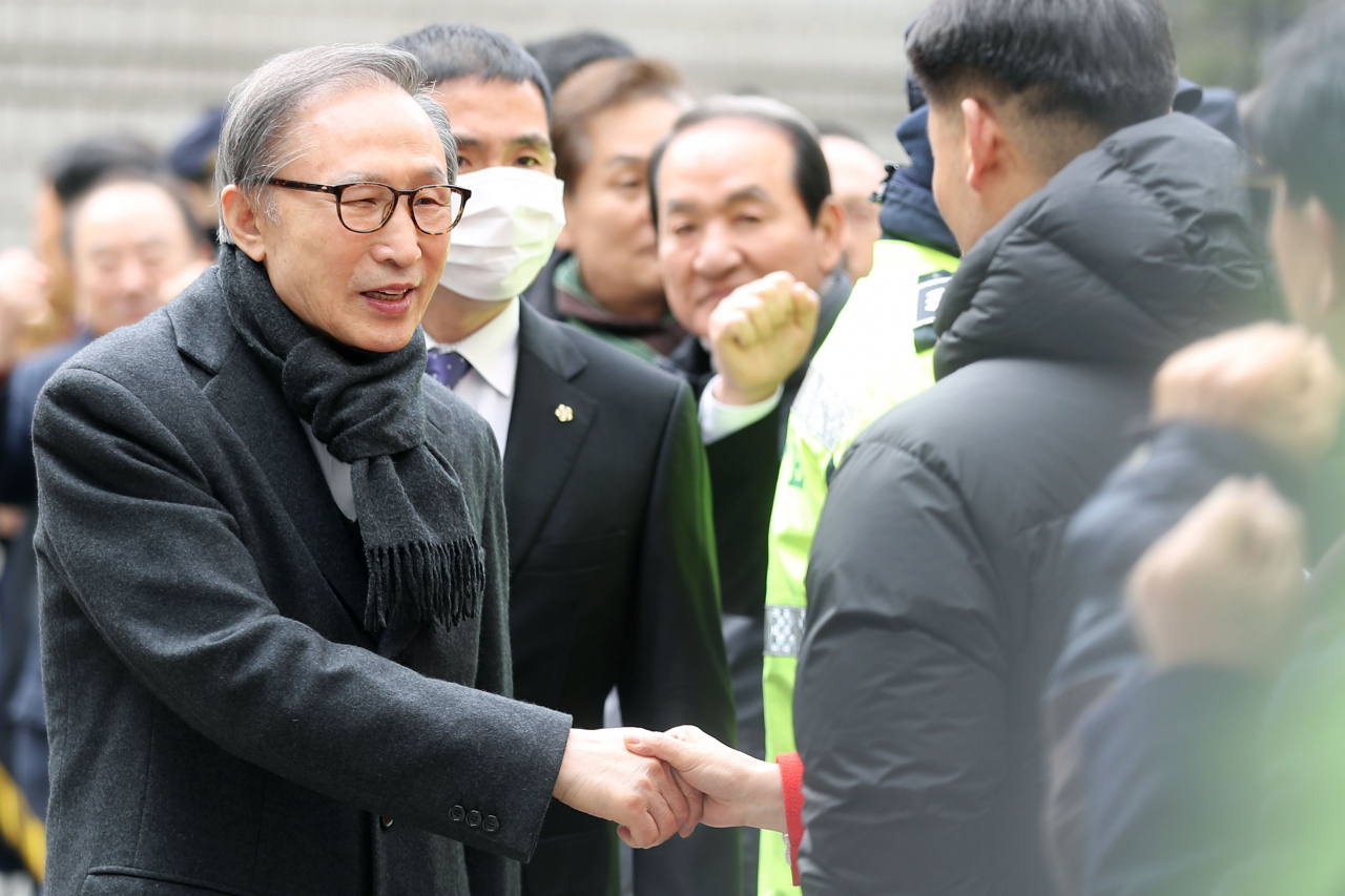 '다스 자금 횡령·삼성 뇌물 수수 등의 혐의'로 기소된 이명박 전 대통령이 19일 오후 서울 서초구 서울고등법원에서 열린 항소심 선고 공판에 출석하기 전 지지자들과 인사를 나누고 있다. 이 전 대통령은 자동차 부품업체 다스를 지배하면서 349억원가량을 횡령하고, 삼성전자가 대신 내준 다스의 미국 소송비 68억원을 포함해 총 110억원의 뇌물을 챙긴 혐의 등으로 기소됐으며 1심에서 징역 15년, 벌금 130억원을 선고받았다. [연합]