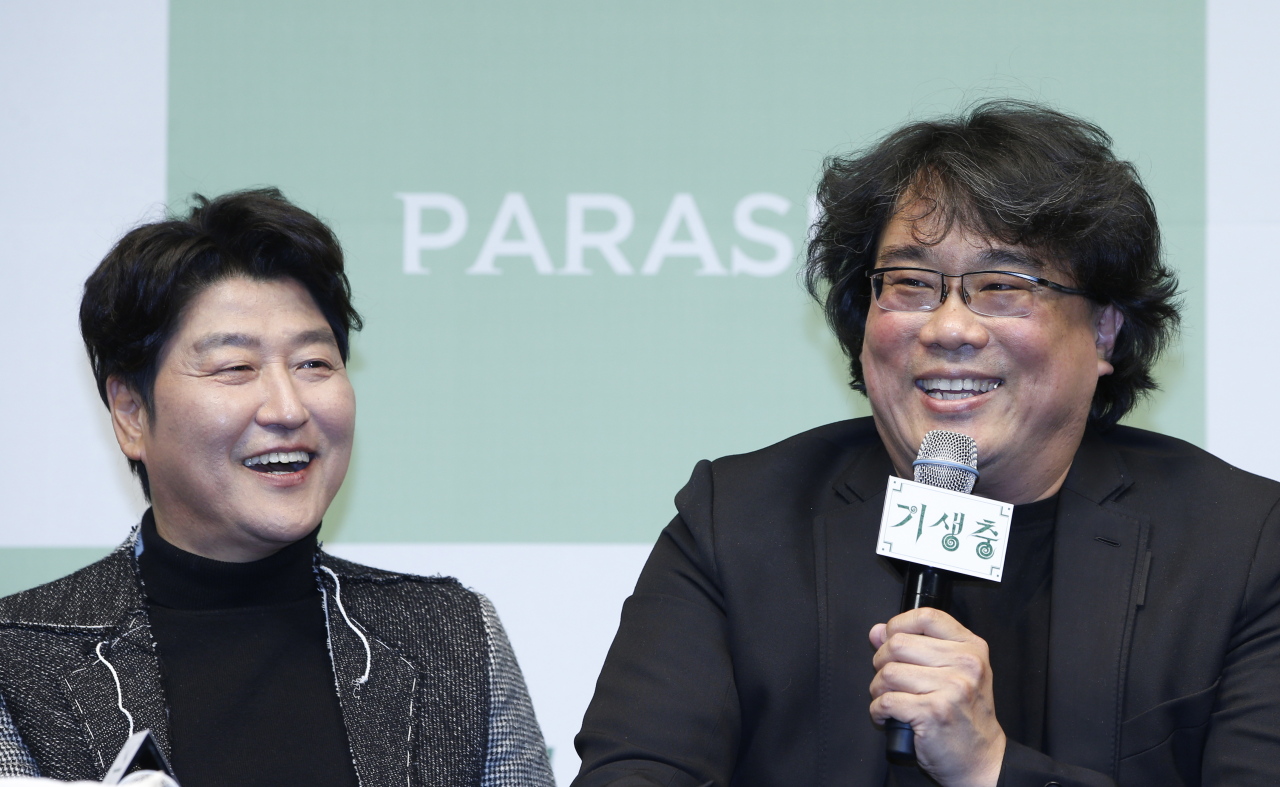 <YONHAP PHOTO-2825> epa08227144 epa08227113 South Korean actor Song Kang-ho (L) and South Korean director Bong Joon-ho (R) speak during a press conference for the movie of Parasite in Seoul, South Korea, 19 February 2020. Parasite is the first foreign-language movie to win an Academy Award for Best Picture. EPA/KIM HEE-CHUL EPA-EFE/KIM HEE-CHUL/2020-02-19 13:56:01/ <저작권자 ⓒ 1980-2020 ㈜연합뉴스. 무단 전재 재배포 금지.>
