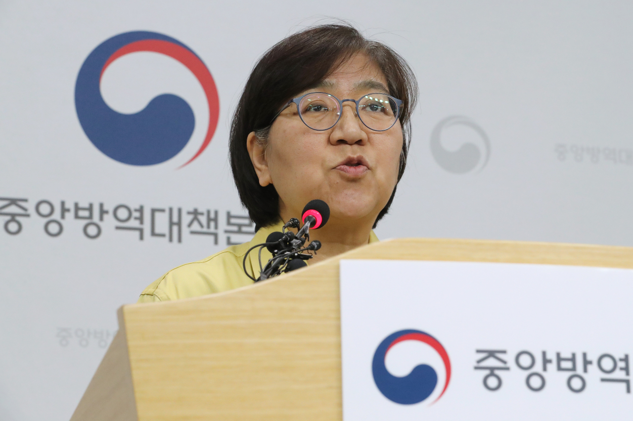 정은경 중앙방역대책본부장(질병관리본부장)이 19일 오후 충북 청주시 질병관리본부에서 코로나19 국내 발생현황 및 확진환자 중간조사 결과 등 정례브리핑을 하고 있다. 연합뉴스