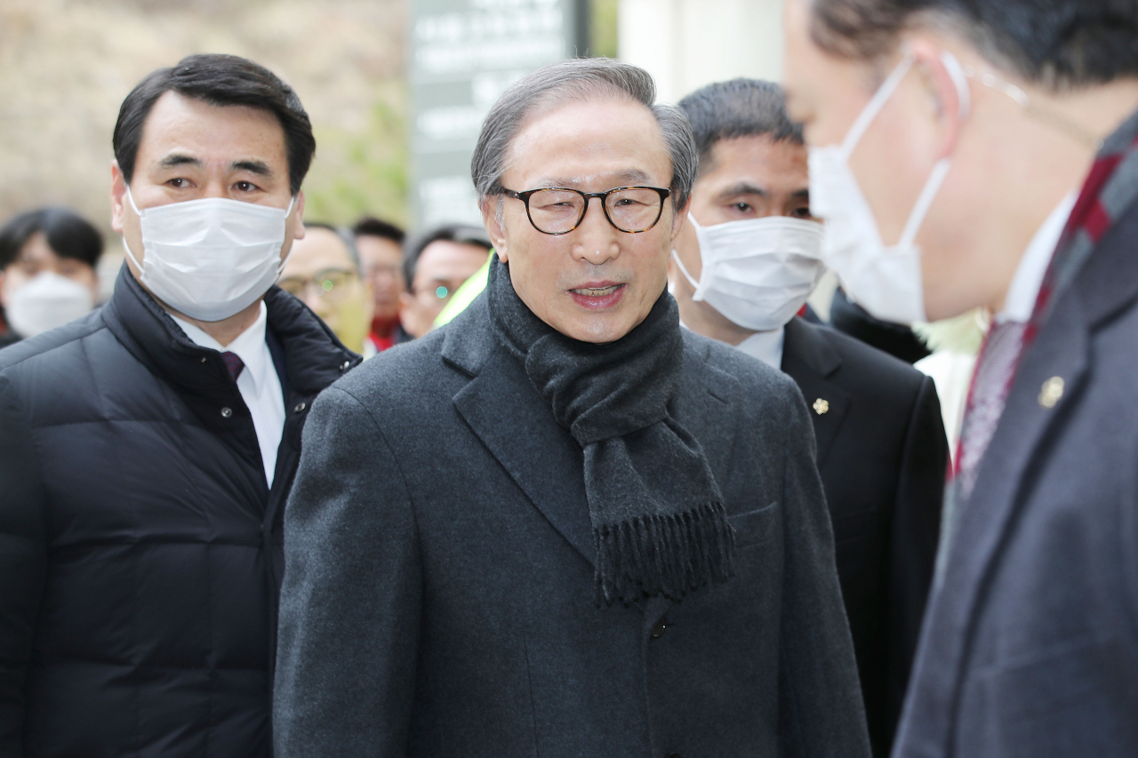 이명박 전 대통령이 19일 오후 서울 서초구 서울고등법원에서 열린 항소심 선고 공판에 출석하고 있다. [연합]