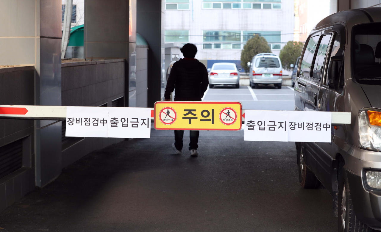 19일 대구시 남구 대명동의 한 종교시설이 폐쇄돼 주차장 차단기가 내려져 있다. 연합뉴스