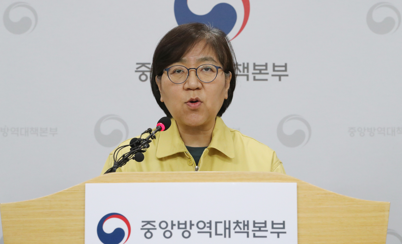 정은경 중앙방역대책본부장(질병관리본부장)이 19일 오후 충북 청주시 질병관리본부에서 코로나19 국내 발생현황 및 확진환자 중간조사 결과 등 정례브리핑을 하고 있다. [연합]
