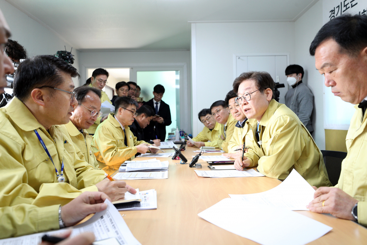 이재명 경기도지사가 이천시 이황1리 마을회관에서 열린 코로나19 지역사회 확산방지 대응태세 긴급점검회의를 주재하고 있다. [경기도 제공]