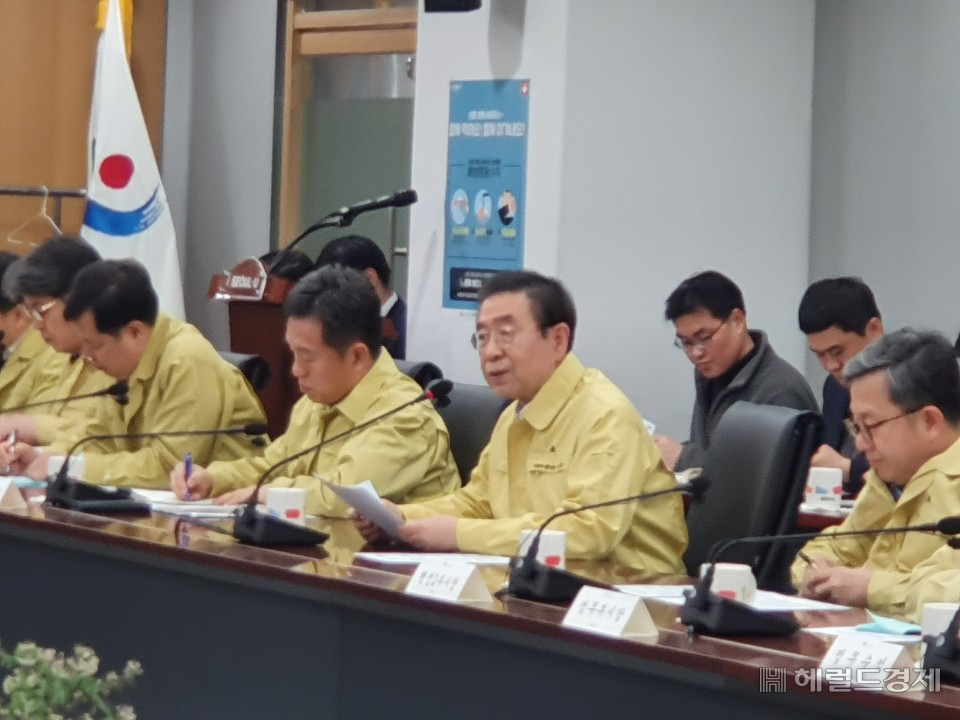 박원순 서울 시장이 지난 19일 오후 신청사에서 열린 제20차 코로나19 종합대책 회의에서 모두 발언을 하고 있다. [한지숙 기자]