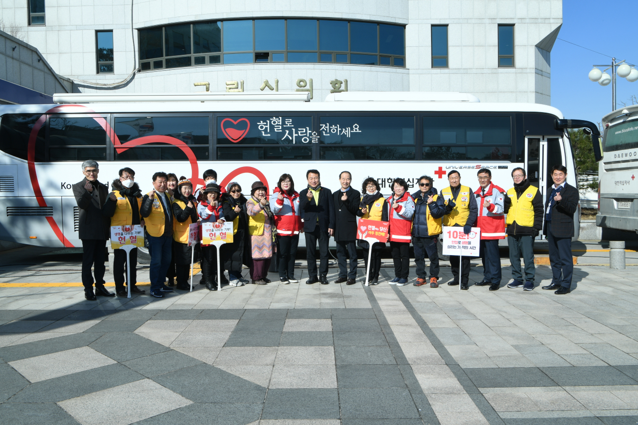 ‘구리시 공직자 행복 나눔 헌혈’행사에 구리시, 구리도시공사, 구리경찰서 등에서 262명이 동참했다. [구리시]